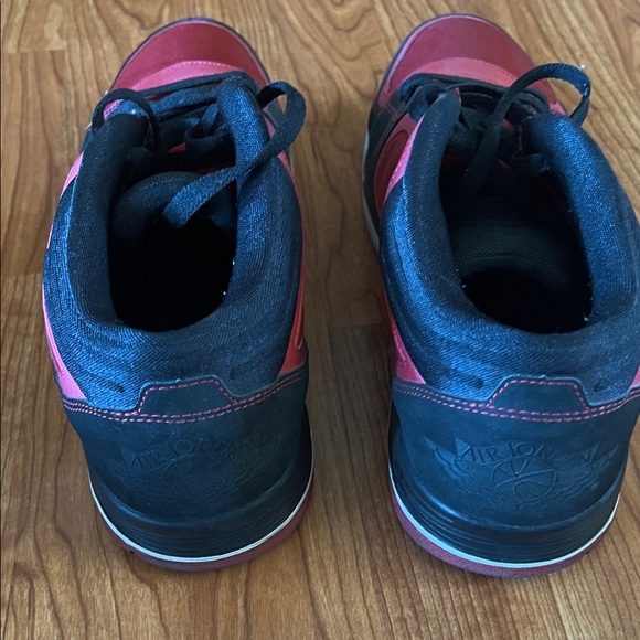 Jordan Mens Black and red Sneakers - Picture 2 of 7